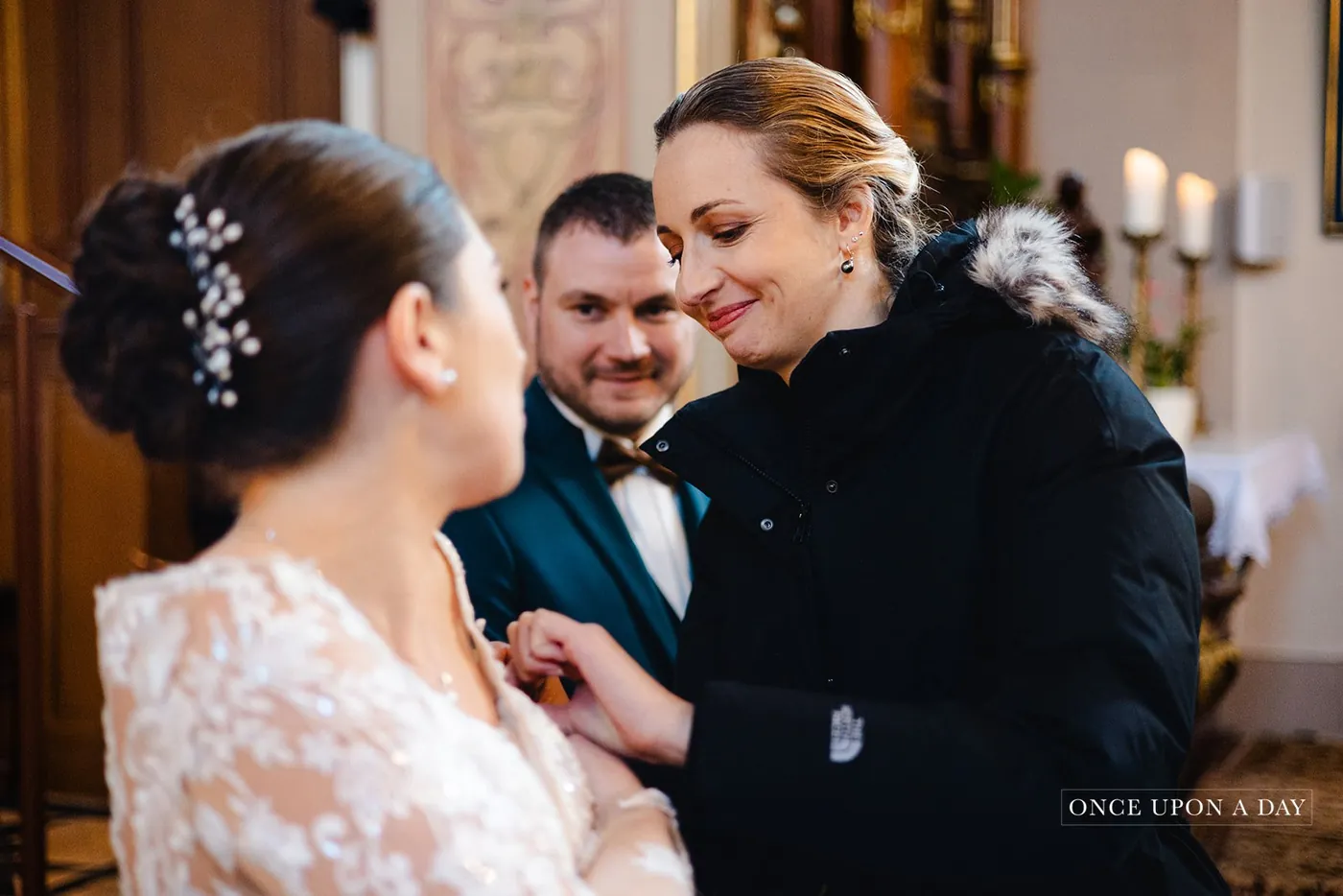 Amandine serre la mariée dans ses bras