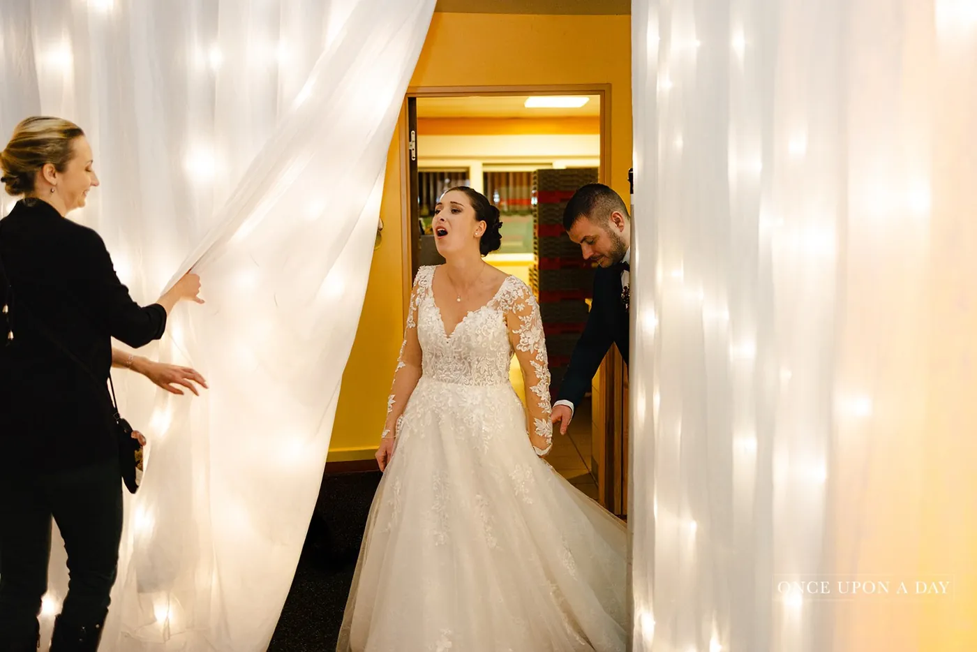 Amandine accompagne la mariée avant son entrée