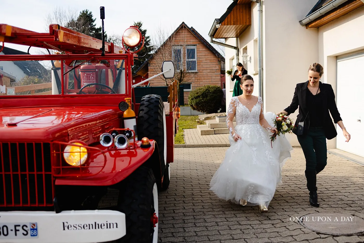 Amandine porte la traîne de la mariée le jour du mariage