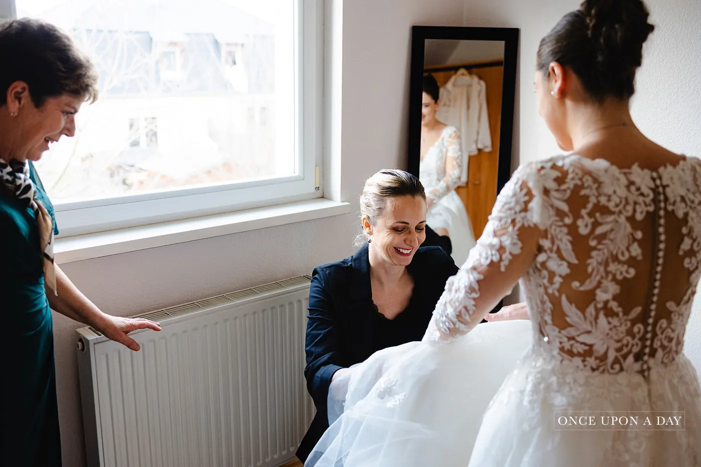 Amandine aux côtés de la mariée pendant les préparatifs