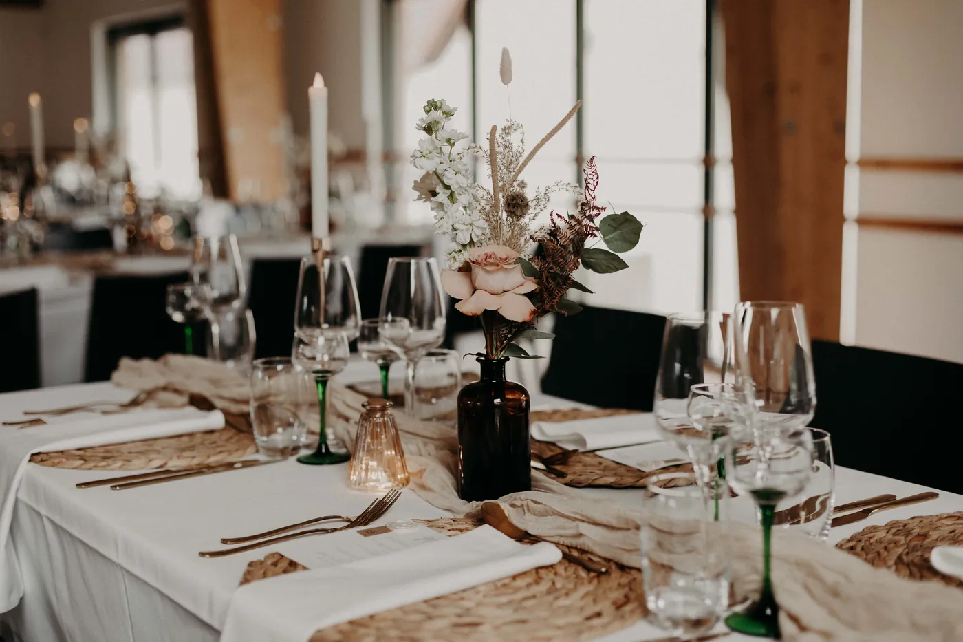 Table de mariage dressée avec bougies et fleurs, organisation de mariage en Alsace