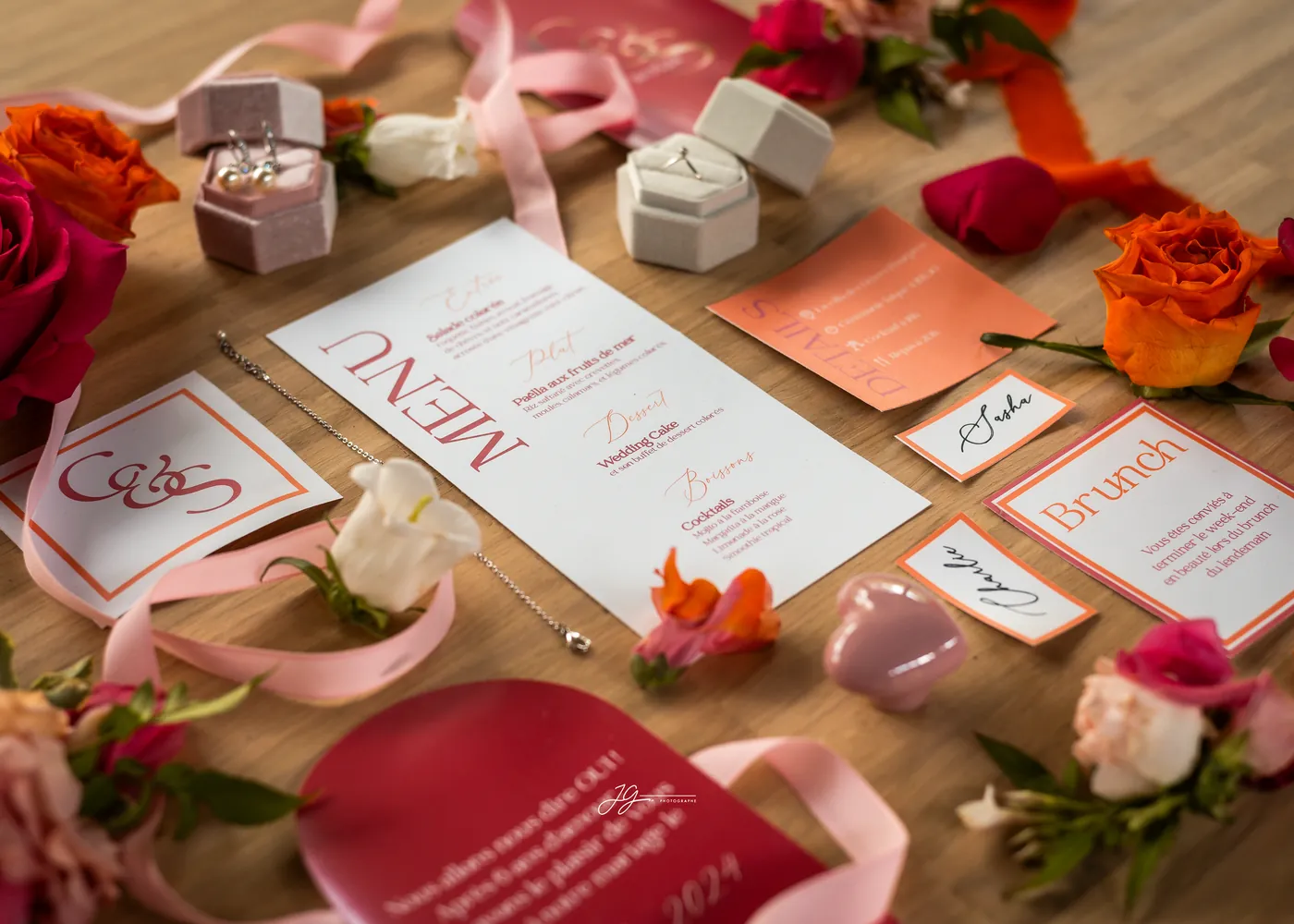 Moodboard de mariage : papeterie, rubans et fleurs disposés pour définir la direction artistique