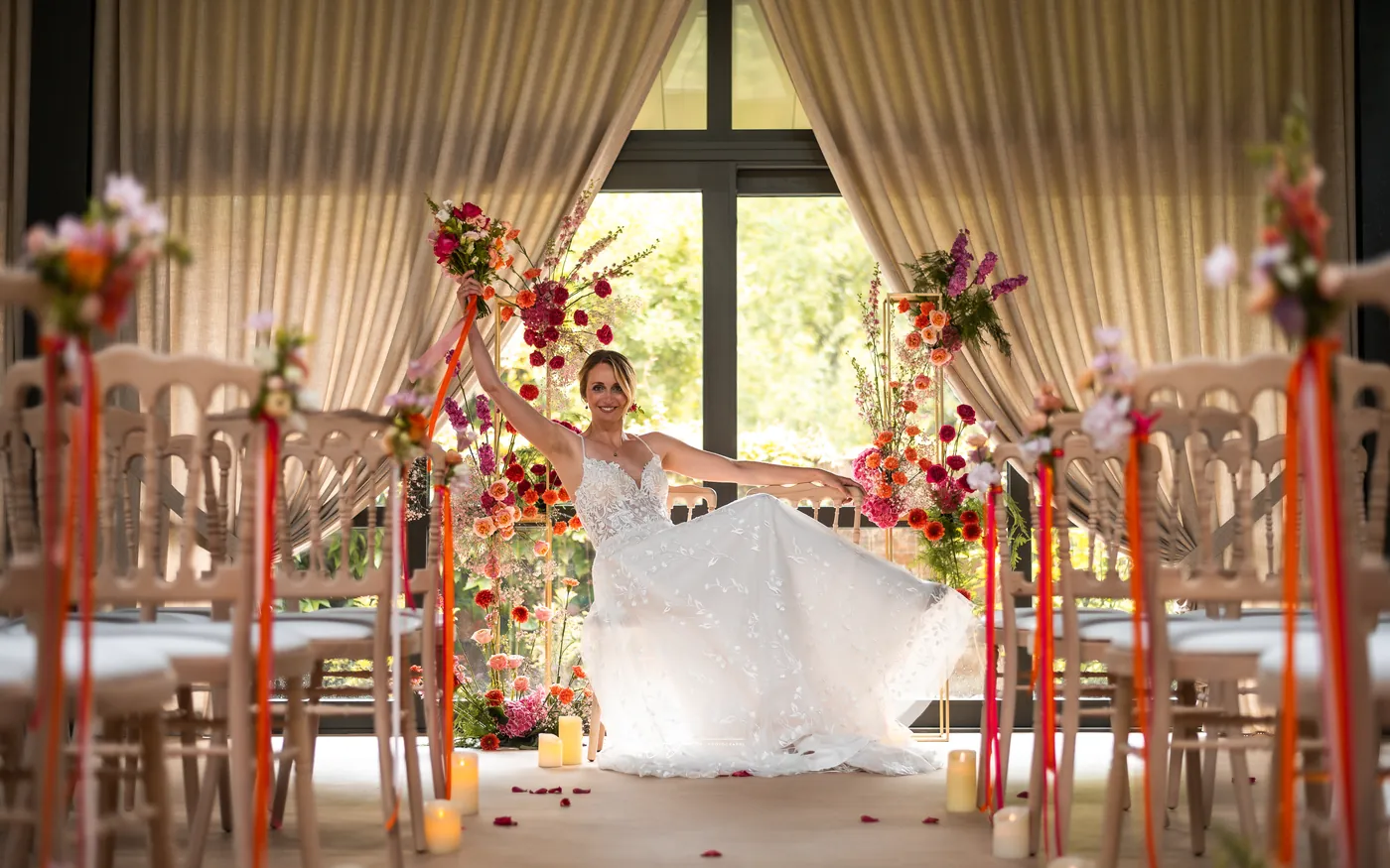 Espace de cérémonie laïque avec chaises et fleurs, officiante de cérémonie en Alsace