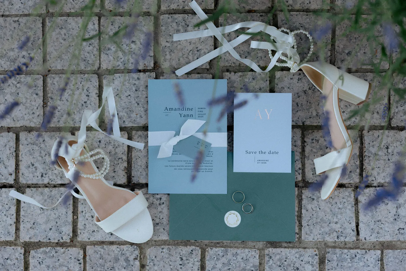 Papeterie de mariage personnalisée et accessoires des mariés disposés au sol