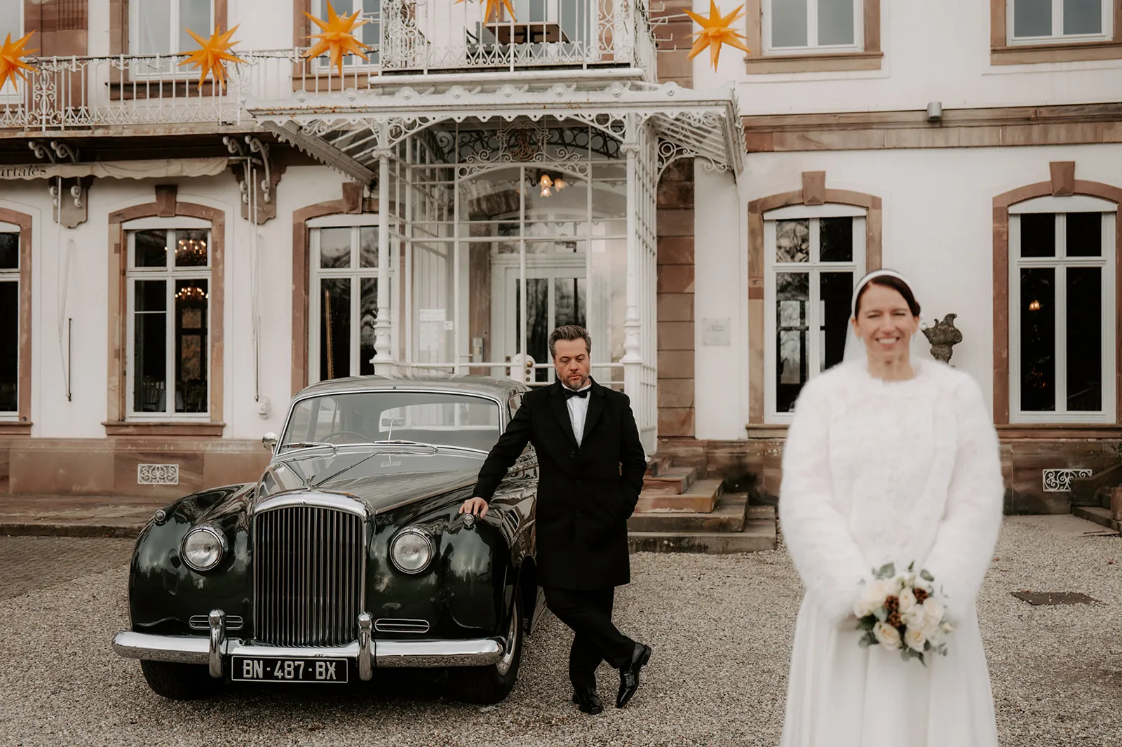 Marylène et Walter devant le Château de Pourtalès avec une Bentley de collection