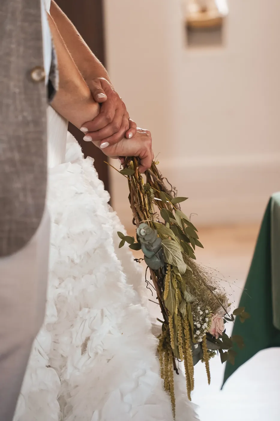 Bouquet de la mariée en fleurs séchées et feuillages d'eucalyptus