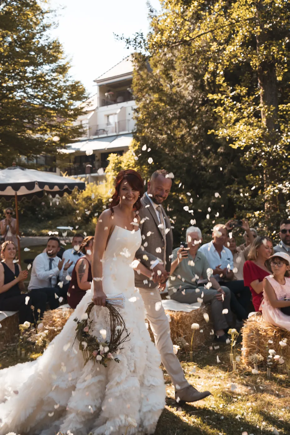 Entrée de la mariée sous une pluie de pétales à la cérémonie laïque
