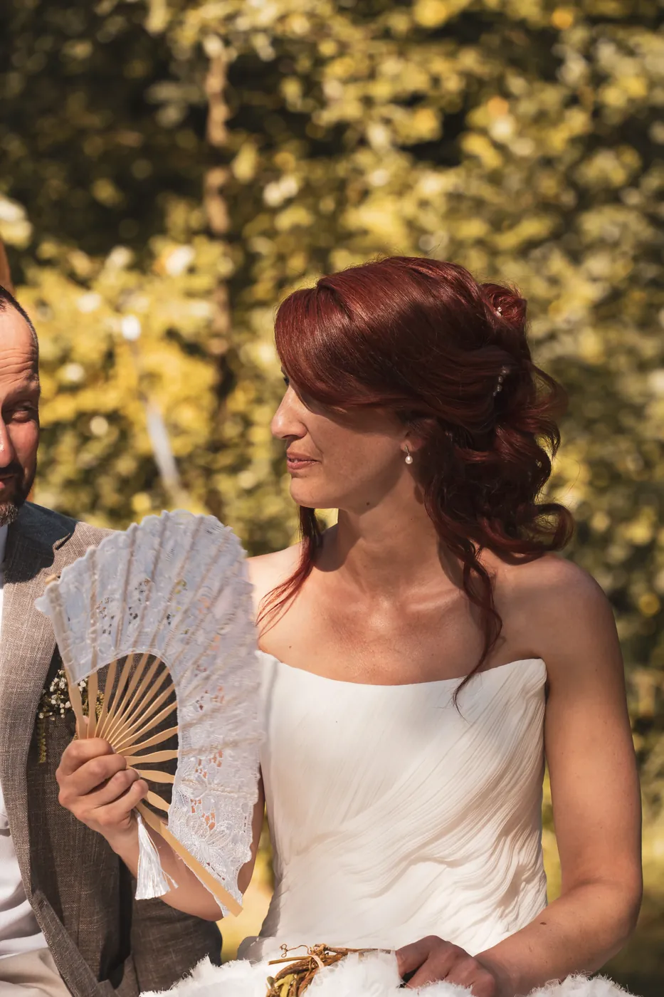 La mariée et son éventail pendant la cérémonie laïque, en plein été