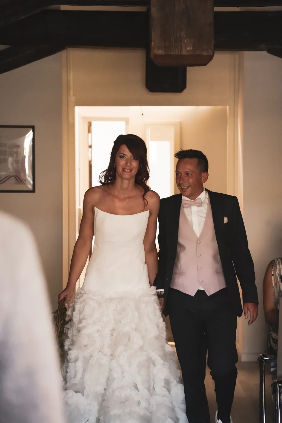 Charlotte et Bruno sortent de la salle des mariages, main dans la main