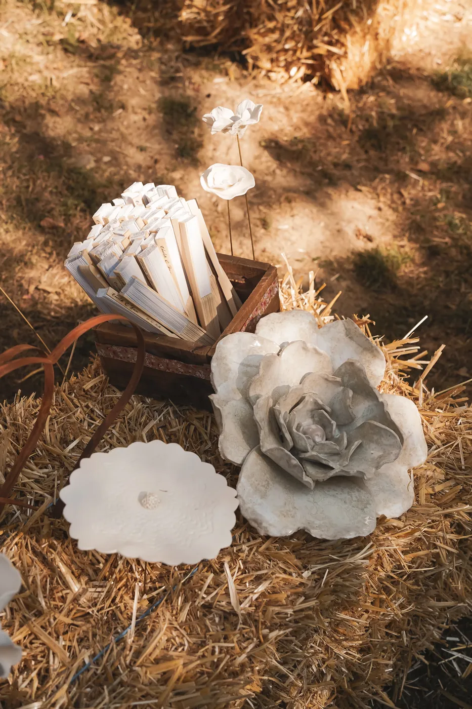 Panier de fleurs en céramique et livrets, décor de la cérémonie laïque
