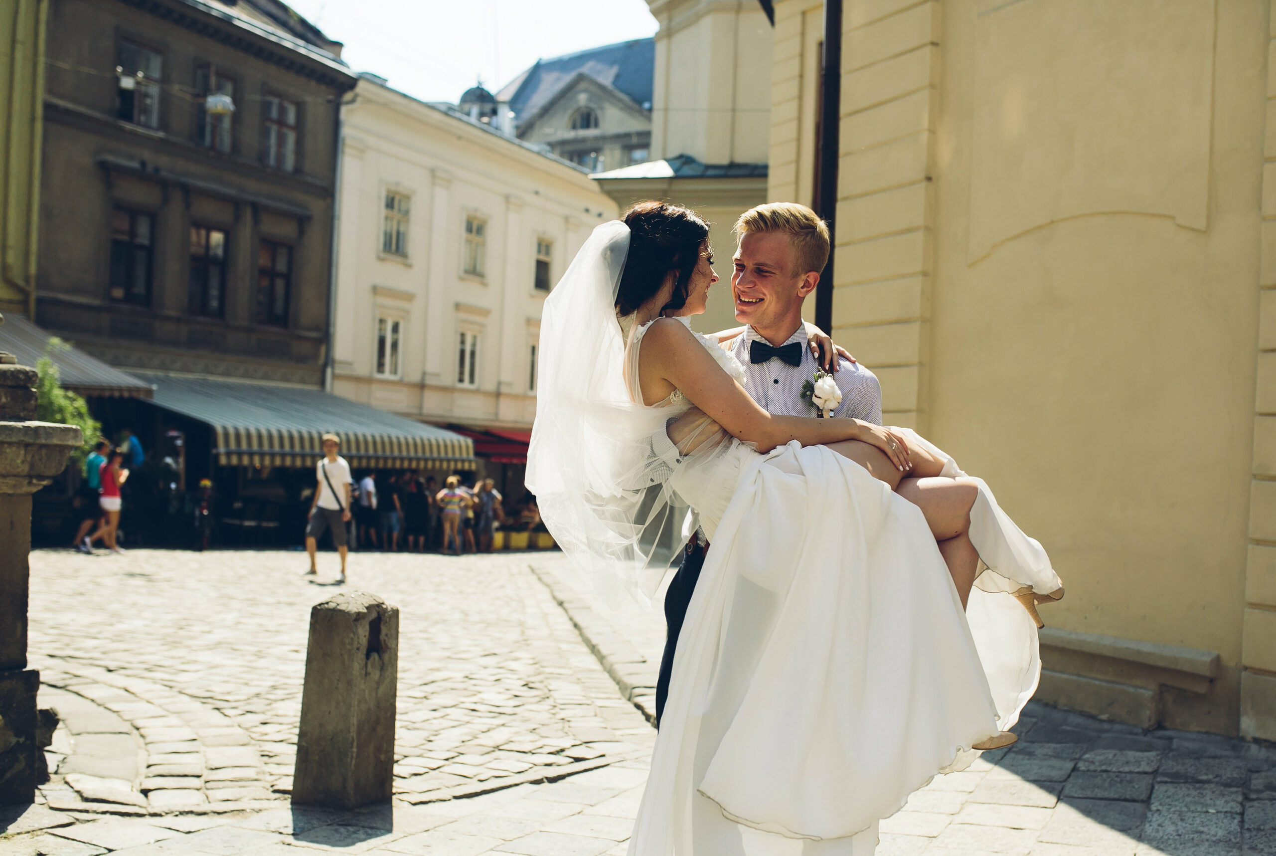 Marié portant la mariée à Strasbourg