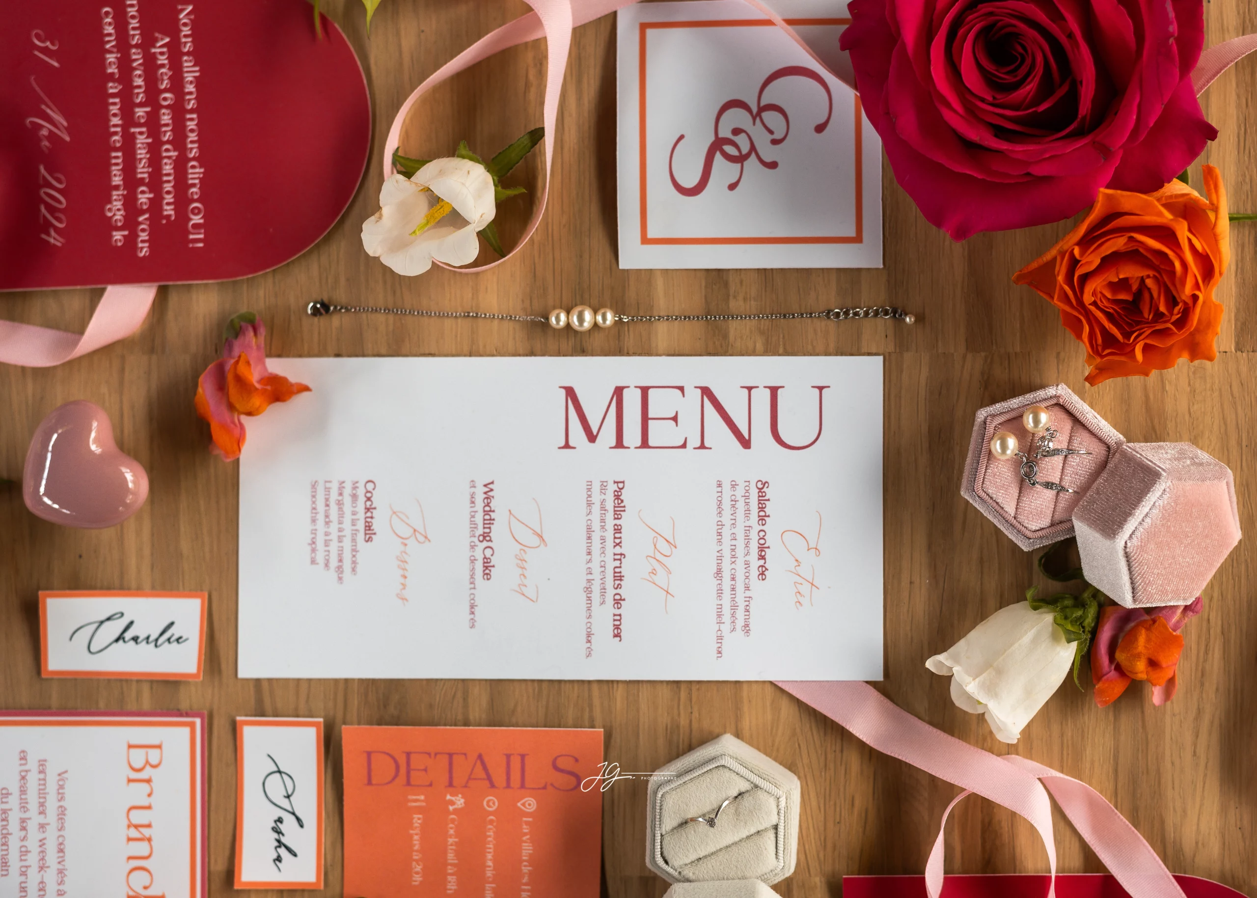 flat lay fushia et orange